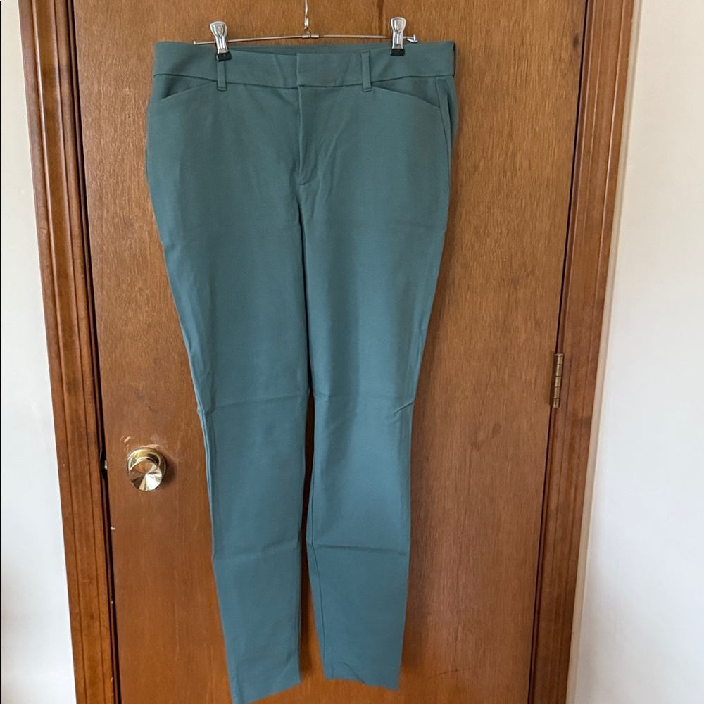 Old Navy High-Rise Pixie Pants in Forest Green